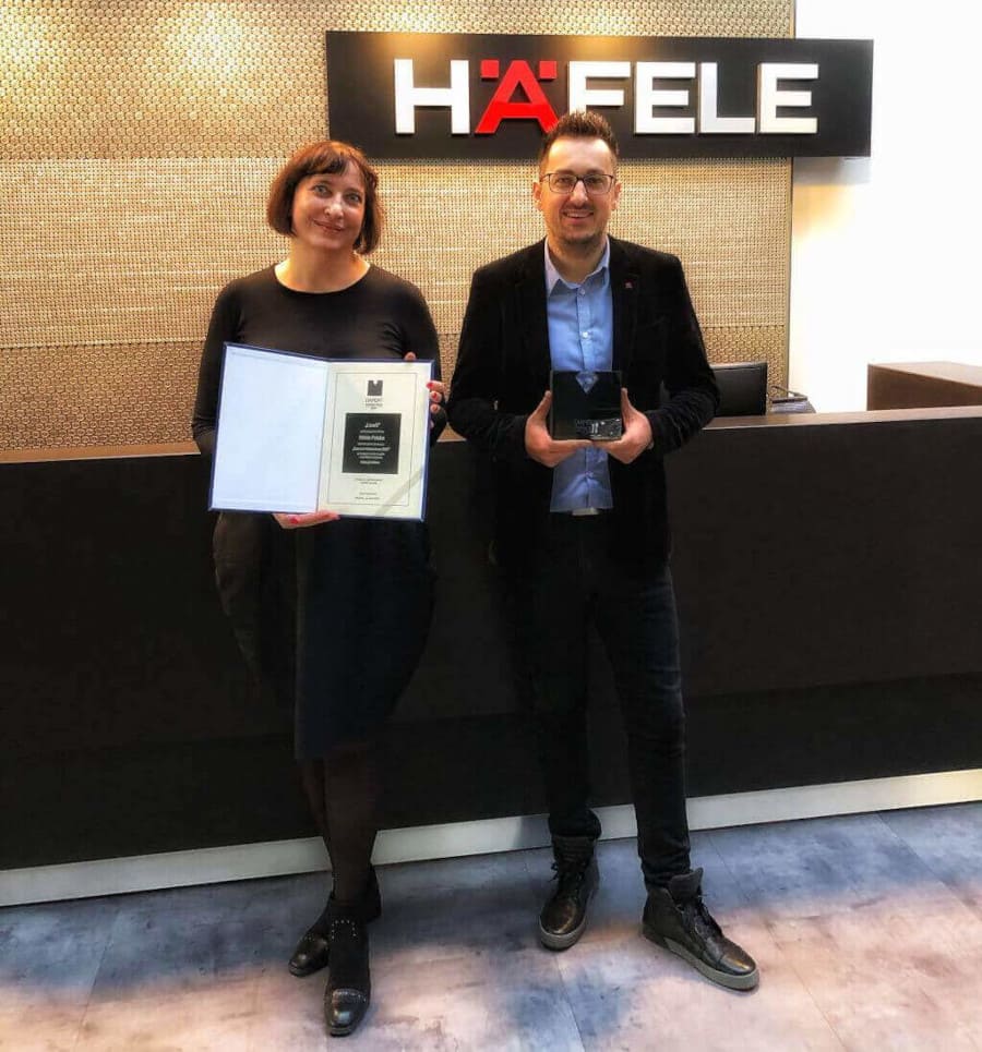 W kategorii strefa światło – oświetlenie meblowe (klasa premium) wygrał „Loox5” Häfele Polska. Na zdjęciu: Magdalena Dymek – kierownik ds. marketingu i komunikacji, Maciej Wikorejczyk – product marketing manager.