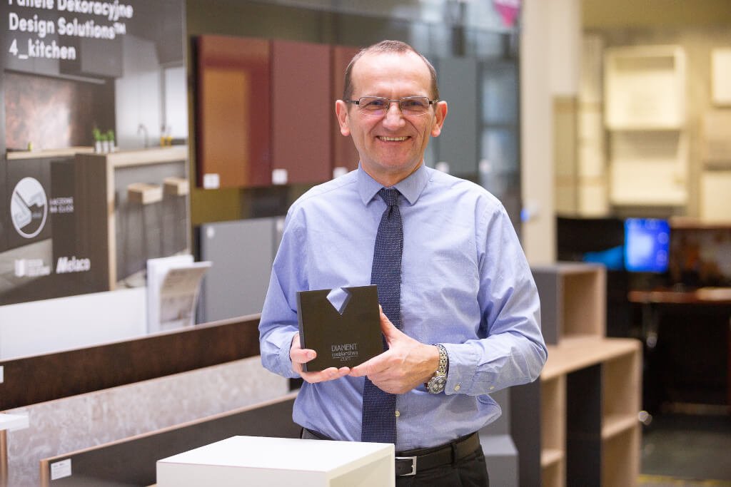 „Diament Meblarstwa 2021” w kategorii strefa pracy – meble biurowe (klasa premium) otrzymał „Home Office Select” firmy Melaco. Na zdjęciu: Dariusz Piotrowski, wiceprezes Melaco.