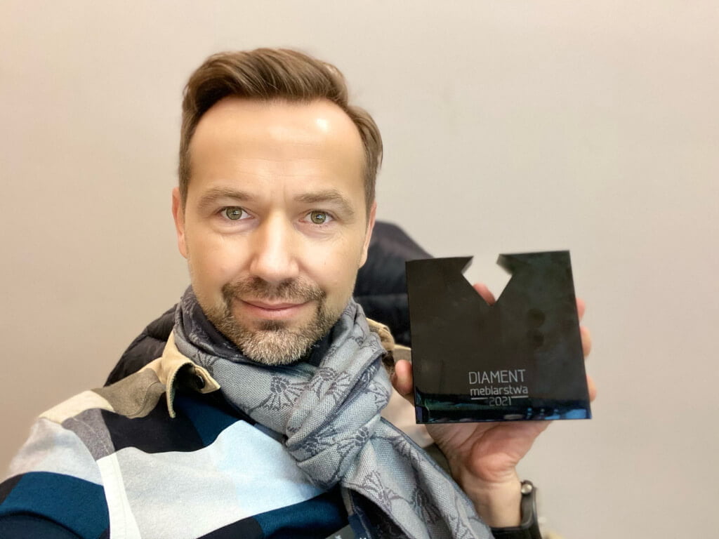 Robert Bieńkowski z firmy Przedsiębiorstwo Drzewne Zadrożni ze statuetką „Diament Meblarstwa 2021” za płytę fornirowaną HWH – najlepszym produktem w kategorii komponenty mebla.