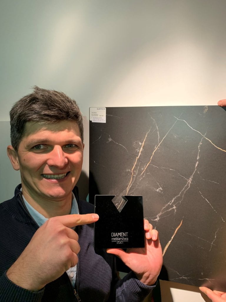 W kategorii powierzchnie meblowe w klasie premium zwyciężył dekor „San Sebastian” firmy Surteco Przedstawicielstwo w Polsce. Na zdjęciu: Artur Rybkowski.
