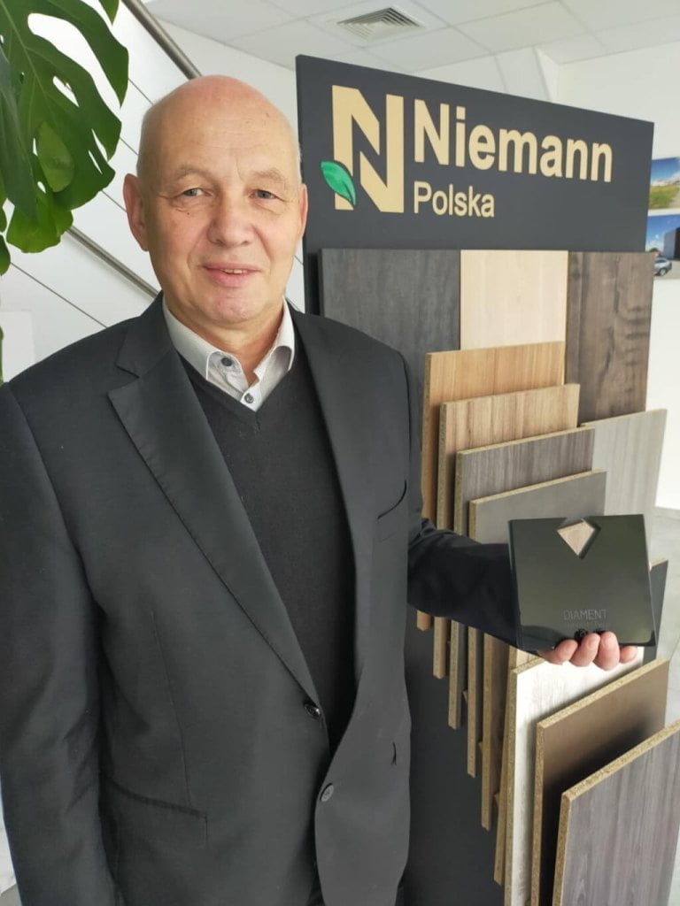 Ryszard Antosz, prezes firmy Niemann Polska. W kategorii powierzchnie meblowe w klasie premium nagrodę „Diament Meblarstwa 2021” otrzymał „Acrylux Mat Anti-Fingerprint”.