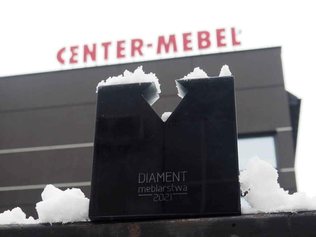 Center-Mebel zwyciężył w dwóch kategoriach: Cargo Inoxa „7132 Cook-It-All” - w kategorii funkcje mebla w klasie premium, a zlewozmywaki podwieszane „Sink MF” montowane w blacie wiórowym - w kategorii wyposażenie wnętrz.