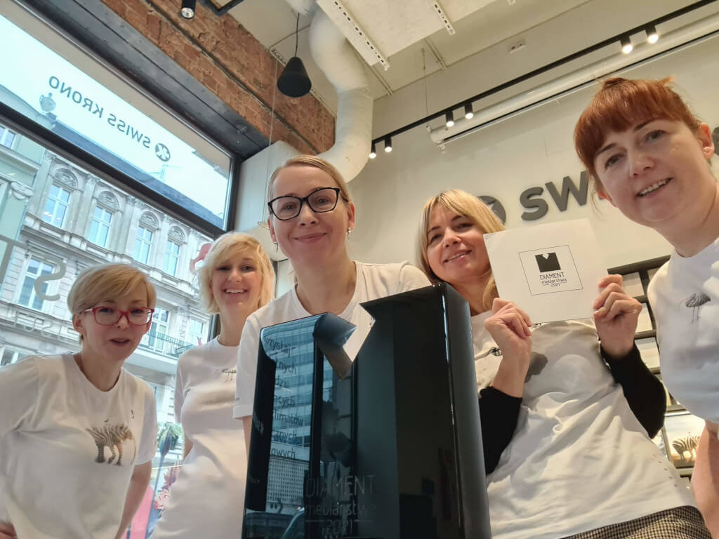 W kategorii marketing i komunikacja zwyciężył showroom JEST MIEJSCE firmy Swiss Krono. Na zdjęciu od lewej: Dorota Freitag, Martyna Baszyńska, Maja Palczewska, Daria Robert, Anna Kędziera.