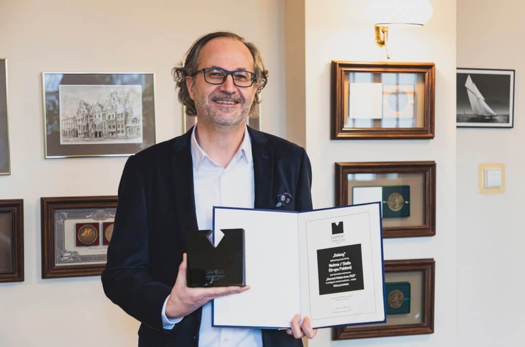 David Lhomme, prezes Grupy Poldem, ze statuetką „Diament Meblarstwa 2021” za „Galaxy” (w kategorii: strefa komfortu – meble w klasie premium).