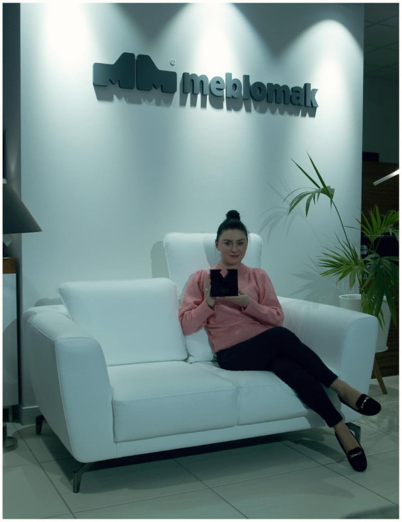 Aleksandra Słapińska, konsultant ds. sprzedaży w Salonie Firmowym firmy Meblomak w Gdyni ze statuetką „Diament Meblarstwa 2021” za „Loano” (w kategorii: strefa komfortu – meble w klasie premium).