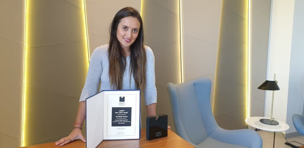 „Diament Meblarstwa 2021” za „Maglia™, New Colour range!” w kategorii strefa komfortu – podstawa komfortu (klasa standard) otrzymała firma Spradling® Europe. Na zdjęciu: Natalia Cortés, marketing coordinator for Europe w firmie Spradling® Europe.