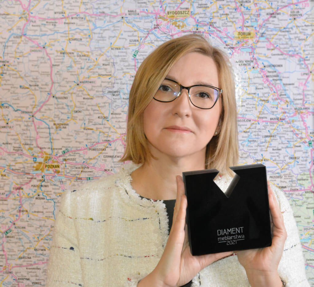 Alina Tomaszewska, dyrektor handlowy w firmie Sevroll-System, ze statuetką „Diament Meblarstwa 2021” w kategorii strefa przechowywania (klasa premium) za system „Royal”.