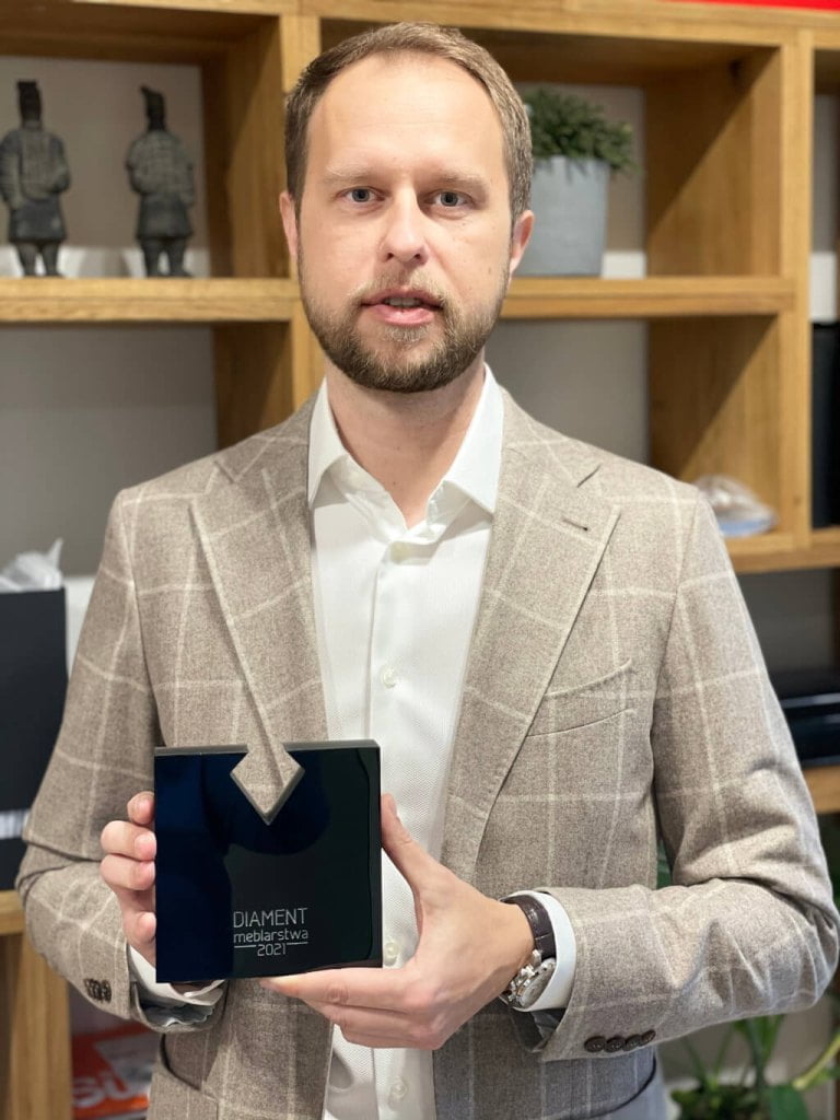 Jacek Augustyniak, prezes Zarządu firmy Trebord ze statuetką „Diament Meblarstwa 2021” w kategorii strefa jadalni – meble za stół „Mono”.
