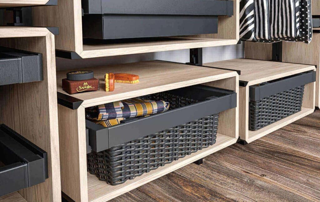 Eleganckie kosze ratanowe w antracycie z oferty Belmeb.