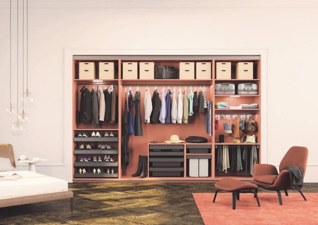 „DressCode” firmy Häfele to modułowy system, który pozwala na dowolną aranżację garderoby. Zabudowę można zrealizować na dwa sposoby: użyć tradycyjnej płyty meblowej lub wykorzystać profile aluminiowe, które nadają całości nowoczesny charakter.