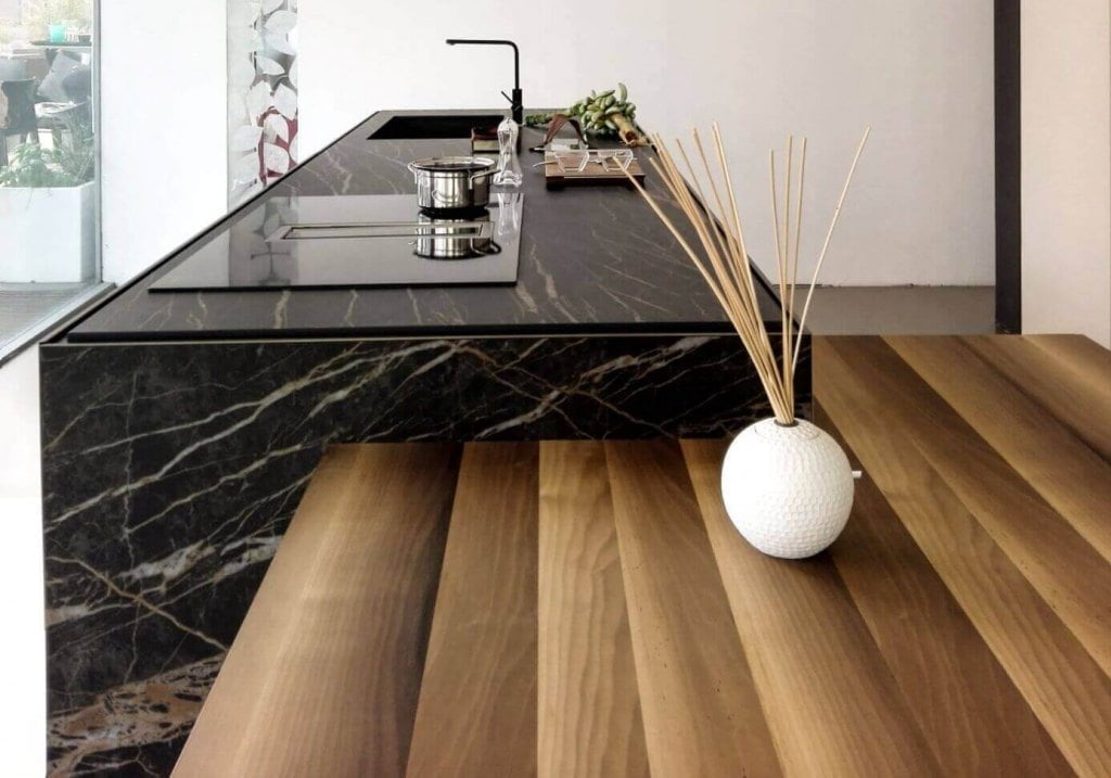 „Powierzchnie doskonale naturalne” to hasło Laminam, które symbolizuje nową tożsamość firmy, jej zaangażowanie w ochronę środowiska i dobro pracowników.