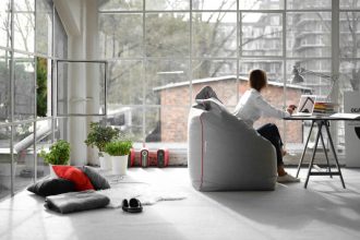 Puf „Office” firmy Miuki, wymyślony do biur, stanowi także dobre uzupełnienie mebli wypoczynkowych w domu. Jest poduchą przestrzenną i można na nim usiąść wyżej, czasem zamienić rolą z krzesłem do pracy.