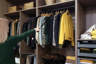 Pantografy firmy Rejs, czyli specjalne opuszczane drążki to rozwiązanie, które umożliwia łatwiejszy dostęp do przechowywanych ubrań i pozwala w pełni wykorzystać wnętrze szafy – nawet przestrzeń położoną wysoko.