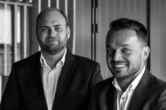 Adam Budzyński i Jakub Bartos, członkowie Zarządu pracowni Decoroom.