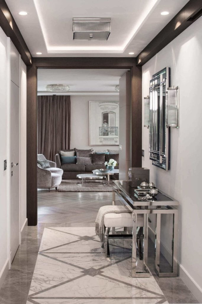 Zaprojektowane przez arch. Rolanda Stańczyka wnętrze mieszkalne (na zdjęciu: hall wejściowy) otrzymało w 2019 r. nagrodę European Property Awards.