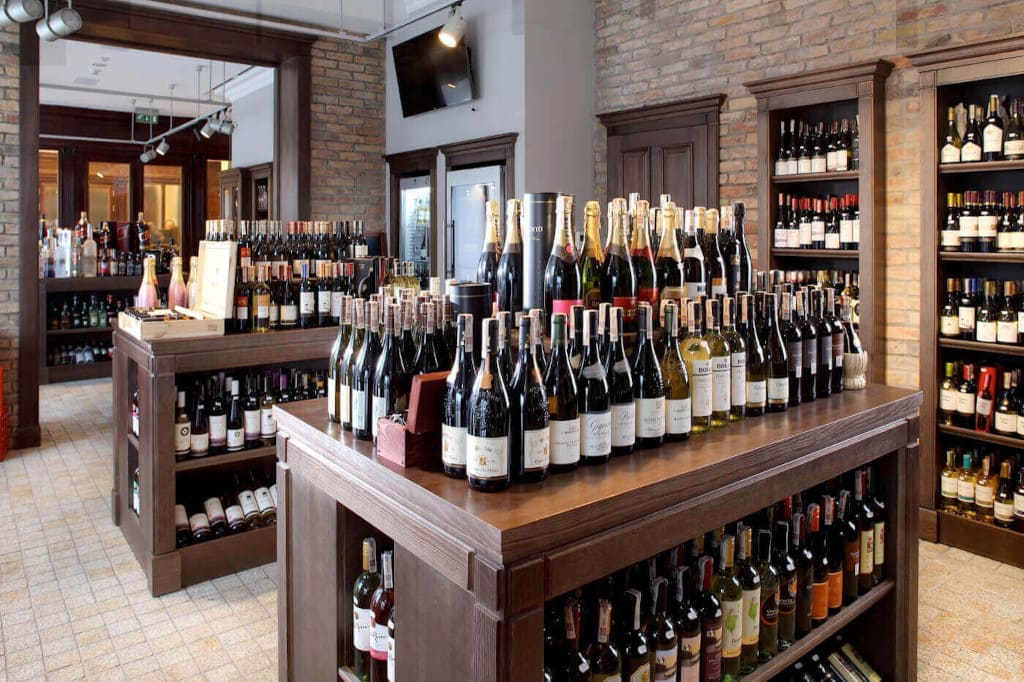 Sklep Fine Wine & Spirit w Hotelu Saskim przy Placu Bankowym w Warszawie, proj. arch. Roland Stańczyk.