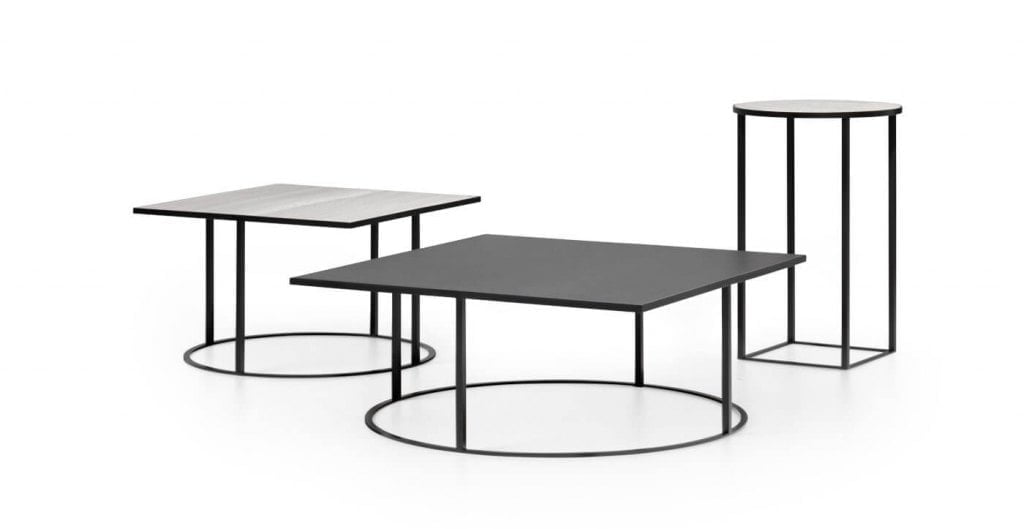 „Prismo” (prod. Leolux), to sześcian, który zmienia się w okrąg. Kombinacje kątów prostych i okręgów czasami mogą powodować złudzenia optyczne. Równowagę w projekcie wprowadza połączenie smukłej ramy z ceramicznym blatem.