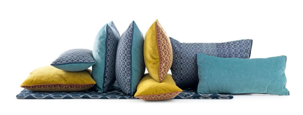 Gładka tkanina żakardowa „Polaris” została specjalnie zaprojektowana przez Edwarda van Vlieta do stworzenia zestawu eleganckich poduszek dla Leolux.