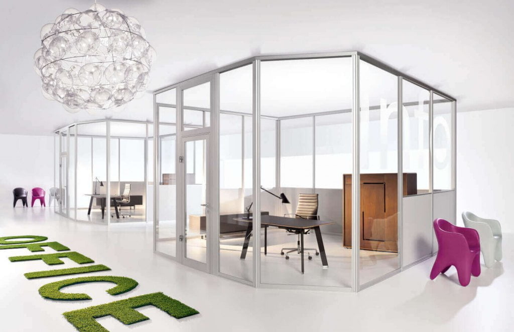 Ciekawym i dosyć odważnym pomysłem jest organizacja biura za szklaną ścianką wykonaną na przykład w systemie „Aurora” od marki Komandor. Rozwiązanie to sprawdza się zwłaszcza w dużym open space.