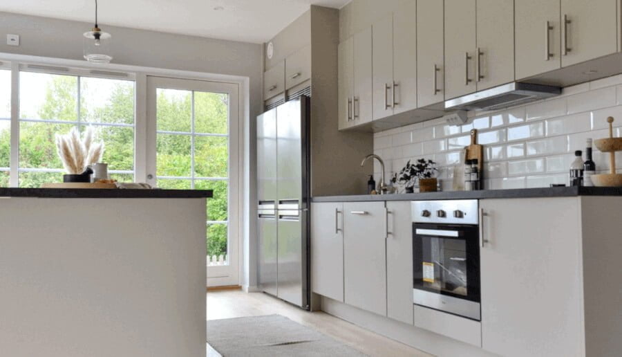 Biała, klasyczna kuchnia z lodówką no frost