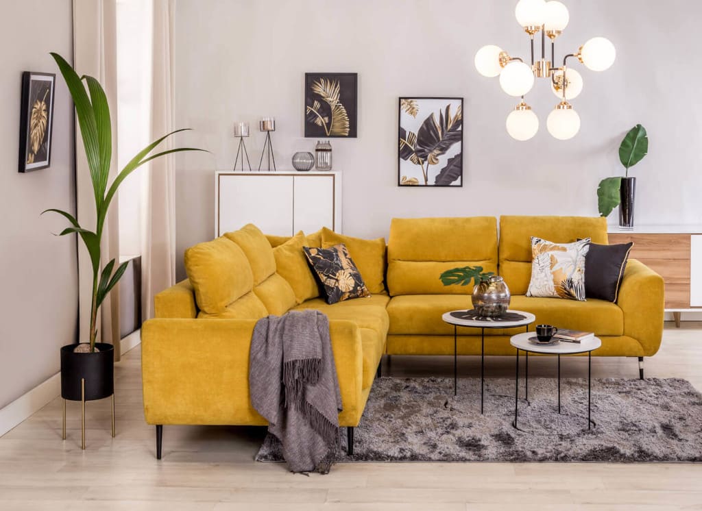 Dominującym elementem, który koncentruje wokół siebie wnętrze salonu jest duży narożnik z oferty Agata Meble.