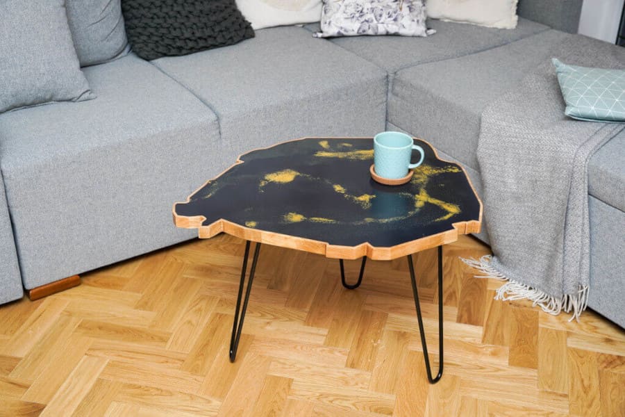 Oferowany przez Holdis – „Holdis Paris” to ponadczasowy stolik kawowy w kształcie Paryża. Powierzchnia blatu wypełniona jest czarną żywicą, którą dodatkowo zdobią połyskujące w słońcu, złote akcenty.