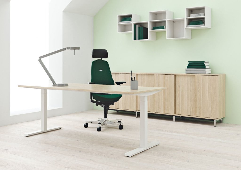 W dobie pracy z domu wszyscy odczuwają brak ruchu, dlatego do home office najlepsze będą biurka z regulacją wysokości, która umożliwia pracę na siedząco i na stojąco, np. z popularnej serii [P] oferowanej przez Kinnarps.
