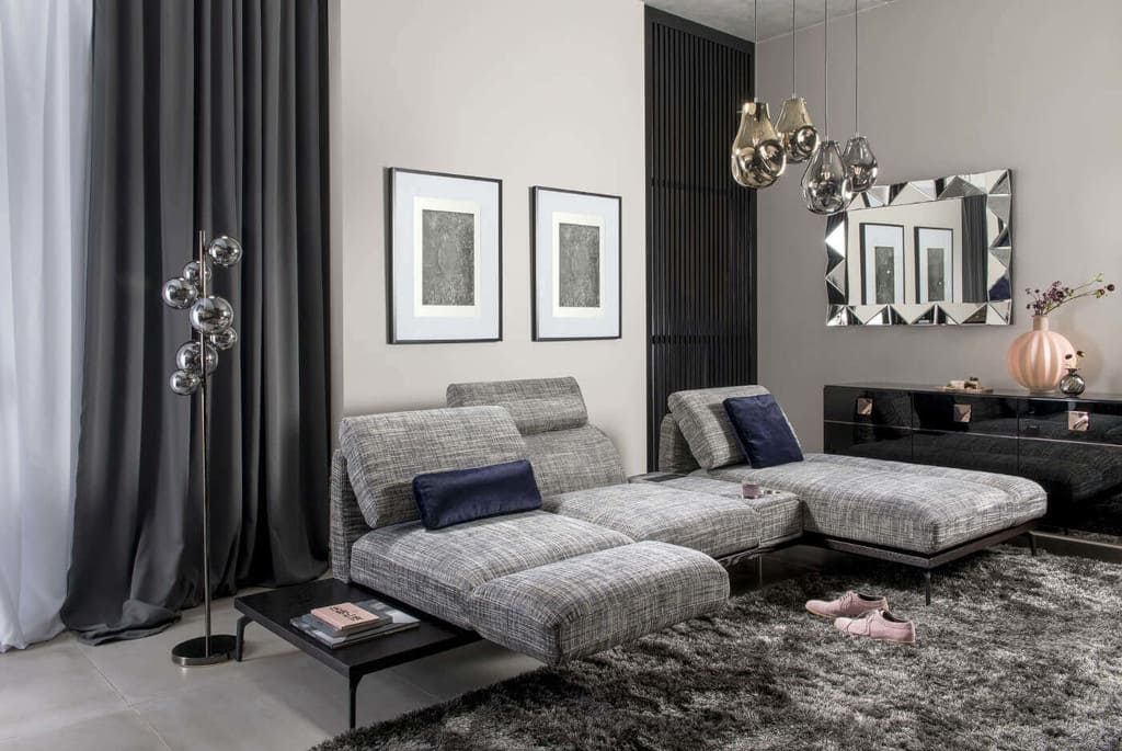 „Salterio” marki Kler to elegancja ubrana w proste, zdyscyplinowane formy. Uwagę przyciąga projekt koncepcyjny mebla.