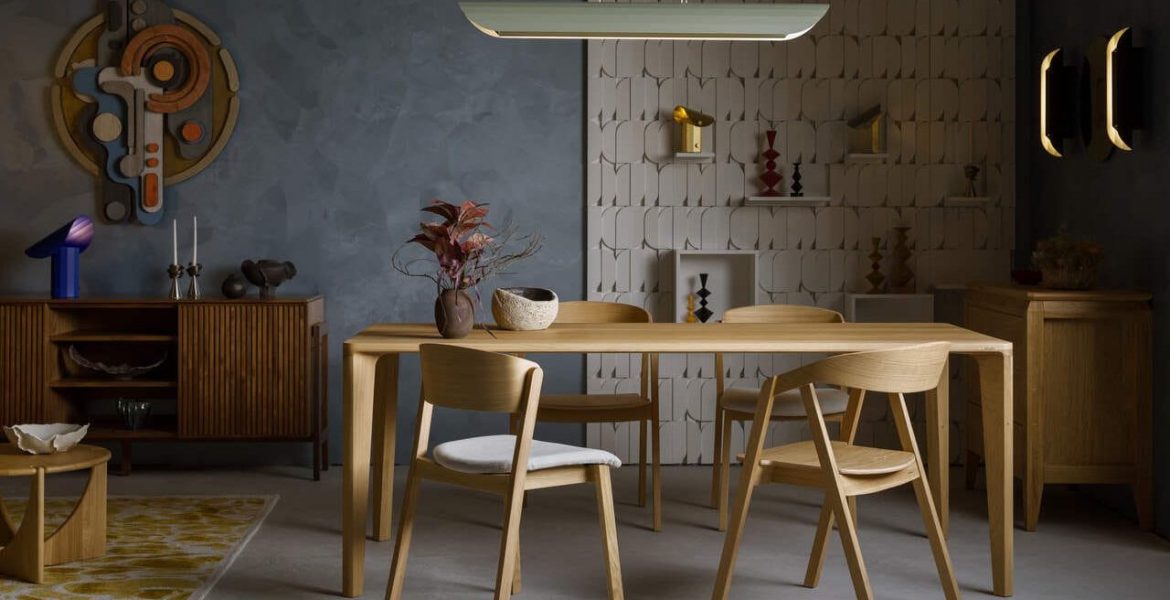 Stół ARTO marki Miloni, proj. Ariel Śliwiński, jest połączeniem maksymalnie uproszczonej konstrukcji z pięknem minimalistycznych detali, wykonanych dzięki wieloletniemu doświadczeniu oraz doskonałej znajomości materiału, jakim jest lite drewno. Jego elegancka, a zarazem uniwersalna forma w połączeniu z bogatą gamą dostępnych wersji wymiarowych i wykończeniowych sprawia, że doskonale wpasowuje się w każde wnętrze. Dzięki braku oskrzyni stosowanej w tradycyjnych stołach uzyskano lekką formę o delikatnych liniach, a montaż nóg pozostaje niezwykle prosty. Dzięki temu można go transportować w mniejszych opakowaniach, co ogranicza ślad węglowy, a samodzielne złożenie stołu zajmuje tylko kilka minut. Fot. Yassen Hristov.