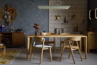 Stół ARTO marki Miloni, proj. Ariel Śliwiński, jest połączeniem maksymalnie uproszczonej konstrukcji z pięknem minimalistycznych detali, wykonanych dzięki wieloletniemu doświadczeniu oraz doskonałej znajomości materiału, jakim jest lite drewno. Jego elegancka, a zarazem uniwersalna forma w połączeniu z bogatą gamą dostępnych wersji wymiarowych i wykończeniowych sprawia, że doskonale wpasowuje się w każde wnętrze. Dzięki braku oskrzyni stosowanej w tradycyjnych stołach uzyskano lekką formę o delikatnych liniach, a montaż nóg pozostaje niezwykle prosty. Dzięki temu można go transportować w mniejszych opakowaniach, co ogranicza ślad węglowy, a samodzielne złożenie stołu zajmuje tylko kilka minut. Fot. Yassen Hristov.