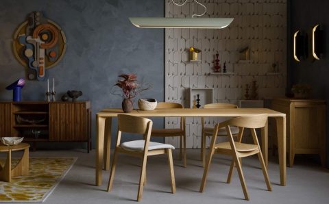 Stół ARTO marki Miloni, proj. Ariel Śliwiński, jest połączeniem maksymalnie uproszczonej konstrukcji z pięknem minimalistycznych detali, wykonanych dzięki wieloletniemu doświadczeniu oraz doskonałej znajomości materiału, jakim jest lite drewno. Jego elegancka, a zarazem uniwersalna forma w połączeniu z bogatą gamą dostępnych wersji wymiarowych i wykończeniowych sprawia, że doskonale wpasowuje się w każde wnętrze. Dzięki braku oskrzyni stosowanej w tradycyjnych stołach uzyskano lekką formę o delikatnych liniach, a montaż nóg pozostaje niezwykle prosty. Dzięki temu można go transportować w mniejszych opakowaniach, co ogranicza ślad węglowy, a samodzielne złożenie stołu zajmuje tylko kilka minut. Fot. Yassen Hristov.