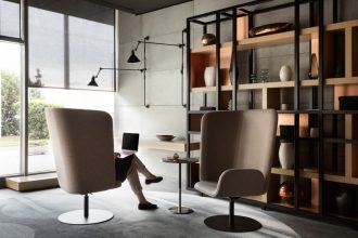 Oferowany przez Noti „Shieldon” projektu Tomka Rygalika to komfortowy fotel obrotowy, którego forma pozwala na odgrodzenie się z otwartej przestrzeni. Wysokie oparcie przedłużone jest do boku, zapewniając prywatność i ochronę akustyczną.