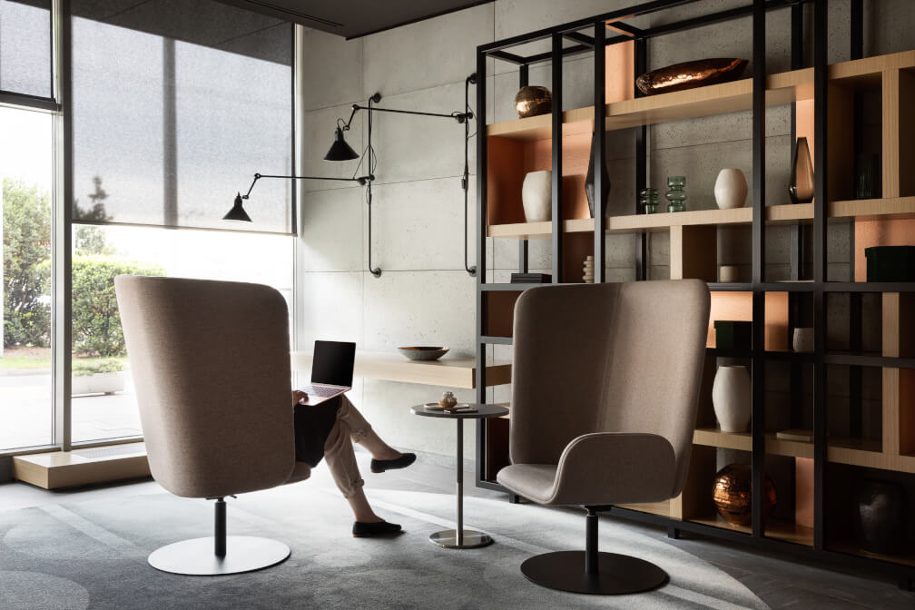 Oferowany przez Noti „Shieldon” projektu Tomka Rygalika to komfortowy fotel obrotowy, którego forma pozwala na odgrodzenie się z otwartej przestrzeni. Wysokie oparcie przedłużone jest do boku, zapewniając prywatność i ochronę akustyczną.