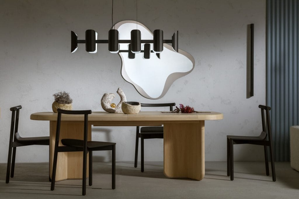 Premierowy stół Okal, design Magdalena Hubka i Piotr Grzybowski, od Swallow’s Tail to kwintesencja subtelnej elegancji i harmonii formy. Jego wyrazista sylwetka, inspirowana zaokrąglonymi kształtami architektury lat 30., łączy masywność z delikatnością wykończeń, tworząc unikalny balans. Naturalny jasny klon amerykański dodaje lekkości i świeżości, podkreślając starannie dopracowane detale, które przywołują na myśl klasyczne, ponadczasowe wzory, gdzie każdy element jest mistrzowsko przemyślany. Okal to nie tylko estetyka, ale także funkcjonalność w szlachetnym wydaniu. Solidna konstrukcja i rozkładany blat zapewniają komfort codziennego użytkowania, wnosząc do wnętrza spokój i harmonię. Doskonale wkomponuje się zarówno w przestrzenie nowoczesne, jak i te z nutą klasycznej elegancji, podkreślając ich wyjątkowy charakter. Fot. Yassen Hristov.