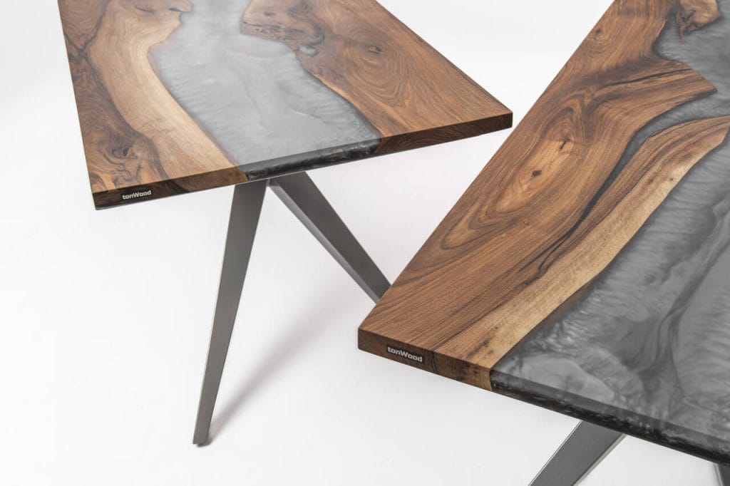 Nowością wśród propozycji, jakie stanowią meble do jadalni od tonWood, jest kolekcja tworzona z drewna dębu i orzecha europejskiego w połączeniu z żywicą. Wyjątkowy charakter każdego egzemplarza podkreślają naturalne słoje oraz artystyczne formy żywicy. Konstrukcję dopełniają opatentowane inspirowane naturą nogi modelu „drzewa”, zastrzeżone w całej Europie. Ich oryginalna, geometryczna linia zapewnia stabilność i nadaje projektowi unikalny styl. Dzięki możliwości indywidualnego wyboru rozmiaru oraz wykończenia, powstaje mebel dopasowany do wymagań każdego wnętrza.