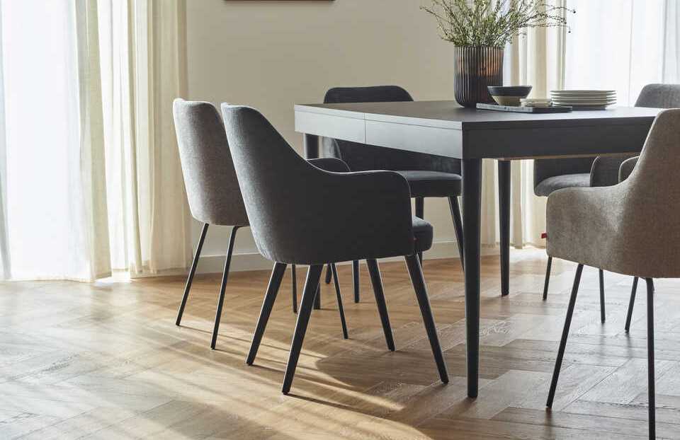 Kompaktowy stół Creative marki VOX w kilka sekund zamieni się z rodzinnego miejsca do posiłków w wygodny stół nawet dla 10 osób. Świetnie sprawdzi się w niewielkich wnętrzach, w których chce się ugościć najbliższych. Dzięki innowacyjnemu systemowi meblowemu Creative wygląd stołu dopasowuje się do własnych aranżacyjnych pomysłów. Blat o odcieniu brązowego dębu na metalowych płozach, biały stół ze skośnymi nogami lub intensywnie zielony blat ze stożkowatymi nogami – to tylko kilka z możliwych wariantów, które można w pełni modyfikować. O wyglądzie stołu można zadecydować wybierając jeden z 11 dostępnych kolorów blatu, a typ nóg i stelaży dopasować spośród 9 elementów wykonanych z różnych materiałów i o różnym wyglądzie. Z kolei krzesła Alivio doskonale wpiszą się w eleganckie i nowoczesne wnętrza - jako meble do jadalni.