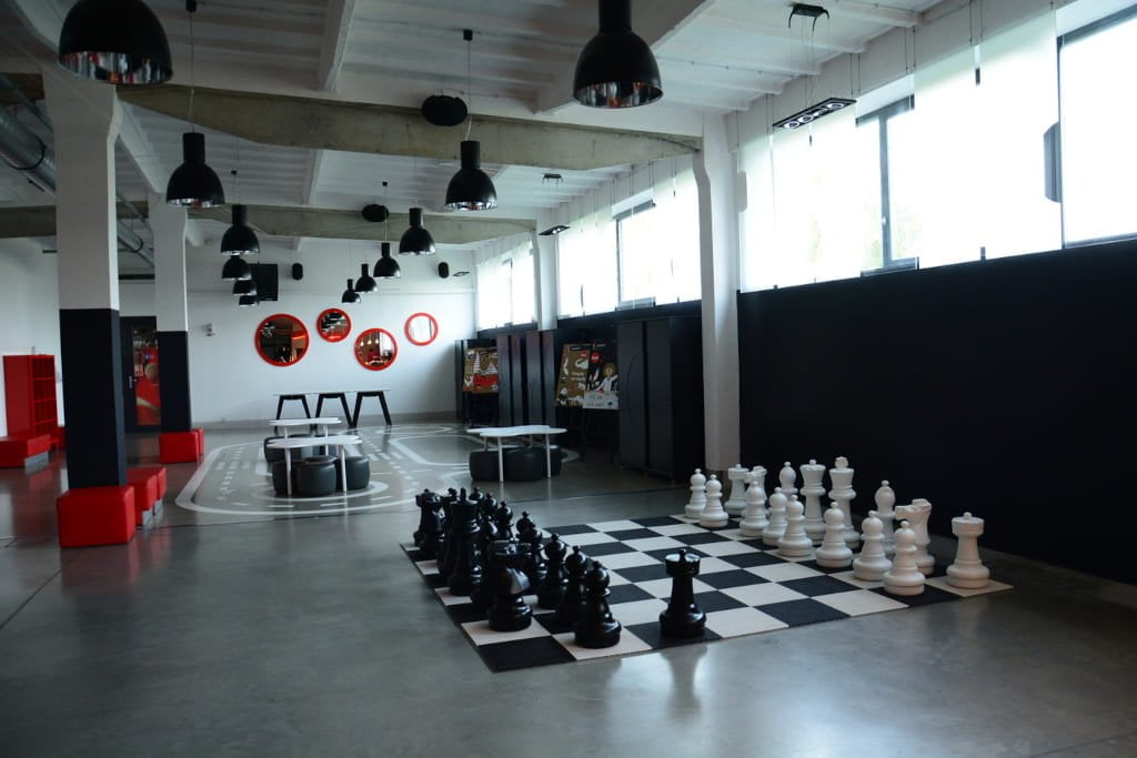 Przyjazne bistro z kreatywną strefą dla dzieci – miniKOM w Kawiarni Stara Bombkarnia.