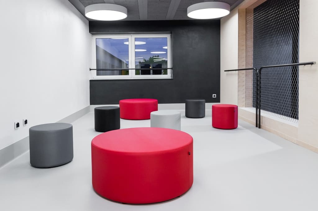 Strefa relaksu – w projektowaniu szkoły brali udział uczniowie, którzy podpowiedzieli, że potrzebują przestrzeni do swobodnych rozmów i odpoczynku.