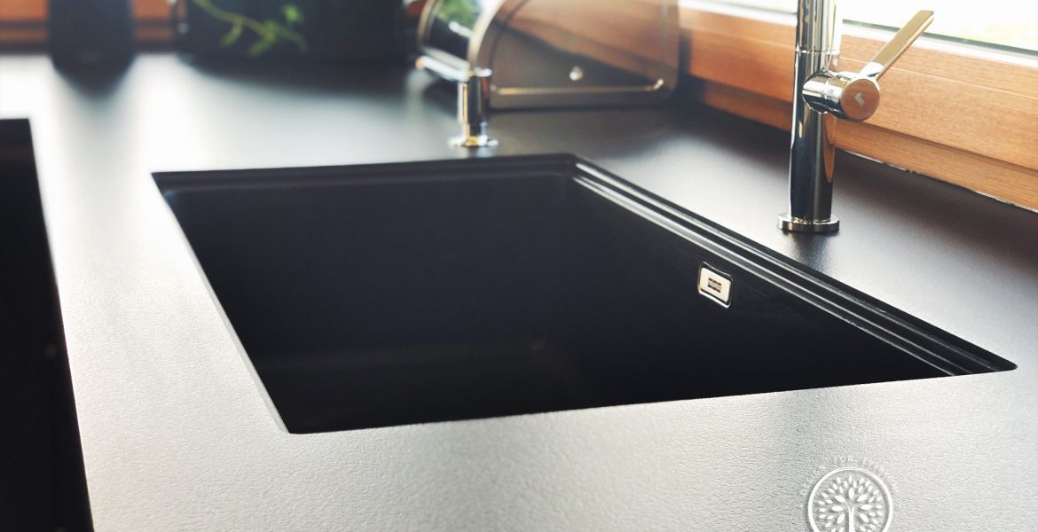 Czarny zlewozmywak podwieszany SINK MF montowany w blacie wiórowym - Manufaktura Łomża - Zlewozmywaki podwieszane SINK MF montowane w blacie wiórowym