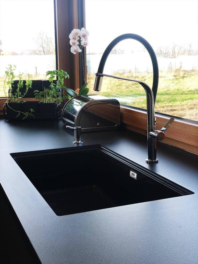 Czarny zlewozmywak podwieszany SINK MF montowany w blacie wiórowym - Manufaktura Łomża - Zlewozmywaki podwieszane SINK MF montowane w blacie wiórowym