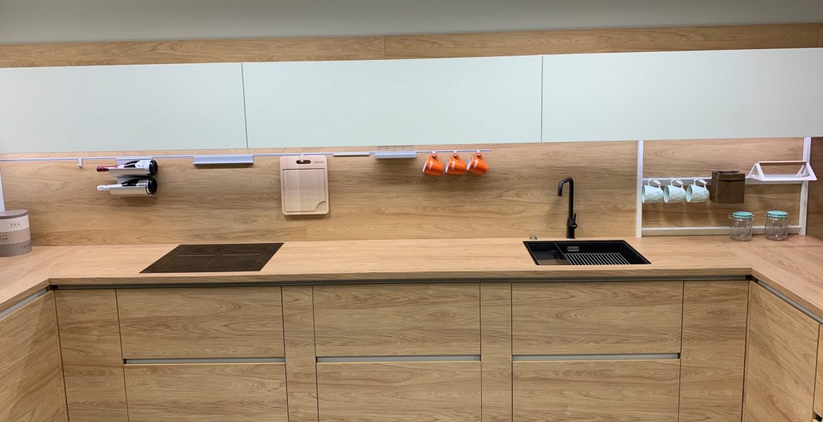 Jasna kuchnia z czarnym zlewozmywakiem podwieszanym SINK MF montowanym w blacie wiórowym - Manufaktura Łomża - Zlewozmywaki podwieszane SINK MF montowane w blacie wiórowym