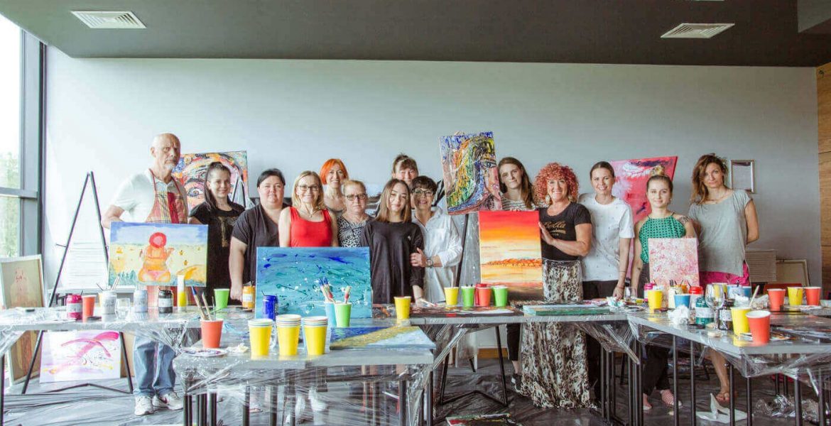 Ewa De Luca i uczestnicy warsztatów „Spragnieni sztuki”.