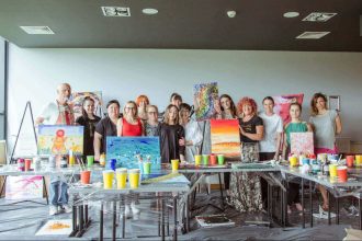 Ewa De Luca i uczestnicy warsztatów „Spragnieni sztuki”.