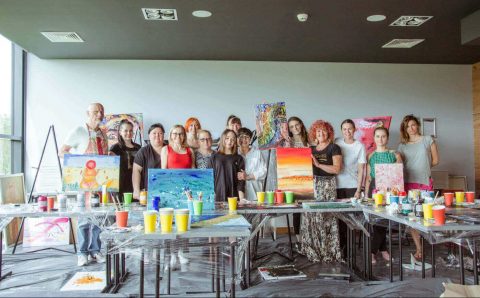 Ewa De Luca i uczestnicy warsztatów „Spragnieni sztuki”.