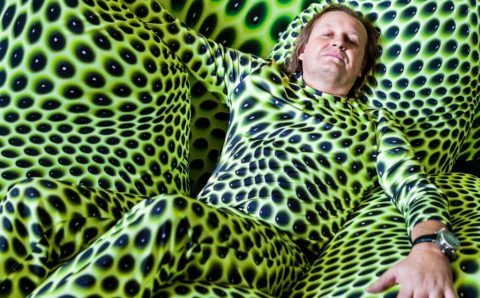 Przemysław Mac Stopa, Massive Design, na pufach „Fatboy”, biuro prasowe Interni, Mediolan, 2013 r.