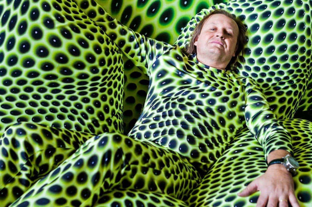 Przemysław Mac Stopa, Massive Design, na pufach „Fatboy”, biuro prasowe Interni, Mediolan, 2013 r.