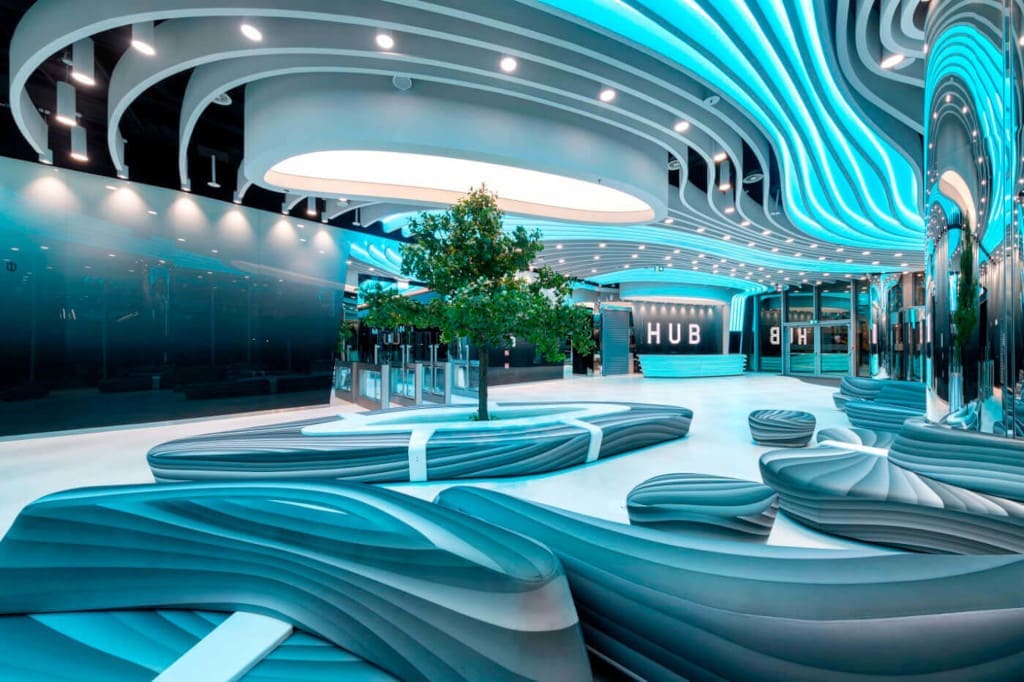 The Warsaw HUB. Na pierwszym planie tapicerowane fotele, ławy i pufy wg specjalnego projektu.