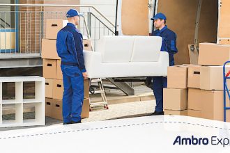 Wysyłka mebli do Niemiec - pracownicy Ambro Express wnoszą kanapę