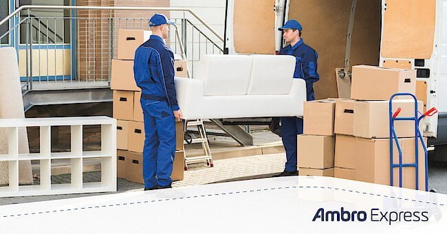 Wysyłka mebli do Niemiec - pracownicy Ambro Express wnoszą kanapę
