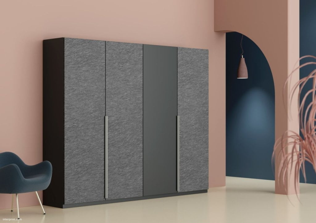 Dekor Xisto firmy Interprint w kolorze szarym na szafie we wnętrzu, gdzie ściany są różowe, a podłoga beżowa - miesięcznik i portal informacyjny branży meblarskiej biznes.meble.pl